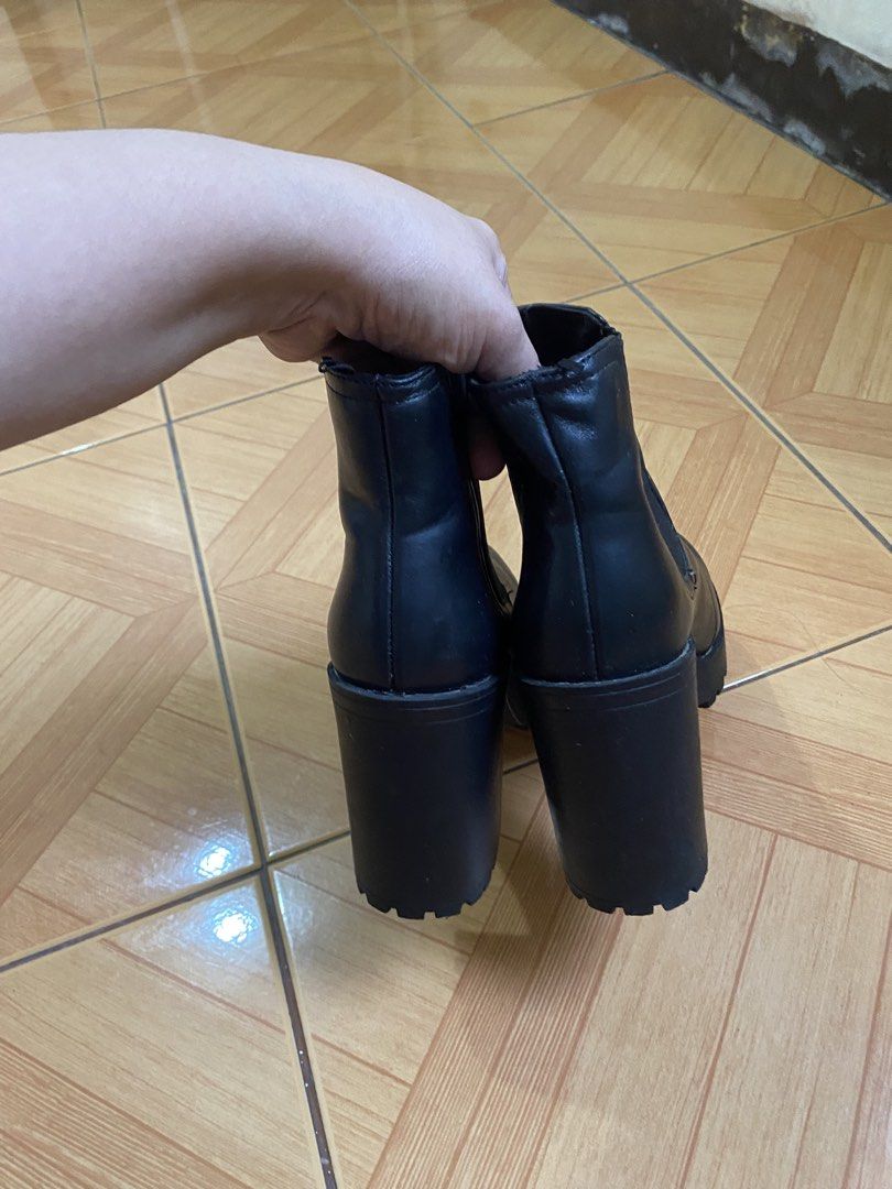 Size 38 H &M boots (Category: Boots) located in Pasig City. Submitted by avery4444 (Listing ID 1466151987, Image 3). Description: Super okay pa. Twice lang nasuot for event. Nastock nlng sa shoe rack.