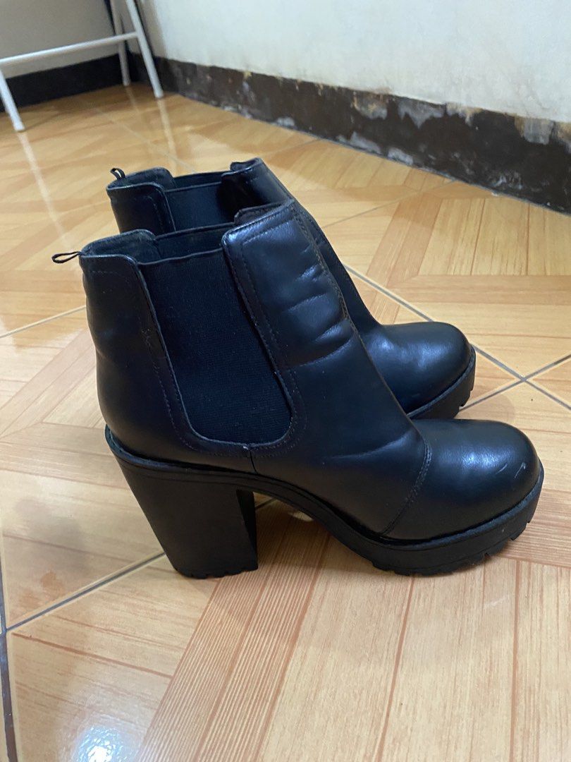Size 38 H &M boots (Category: Boots) located in Pasig City. Submitted by avery4444 (Listing ID 1466151987, Image 1). Description: Super okay pa. Twice lang nasuot for event. Nastock nlng sa shoe rack.