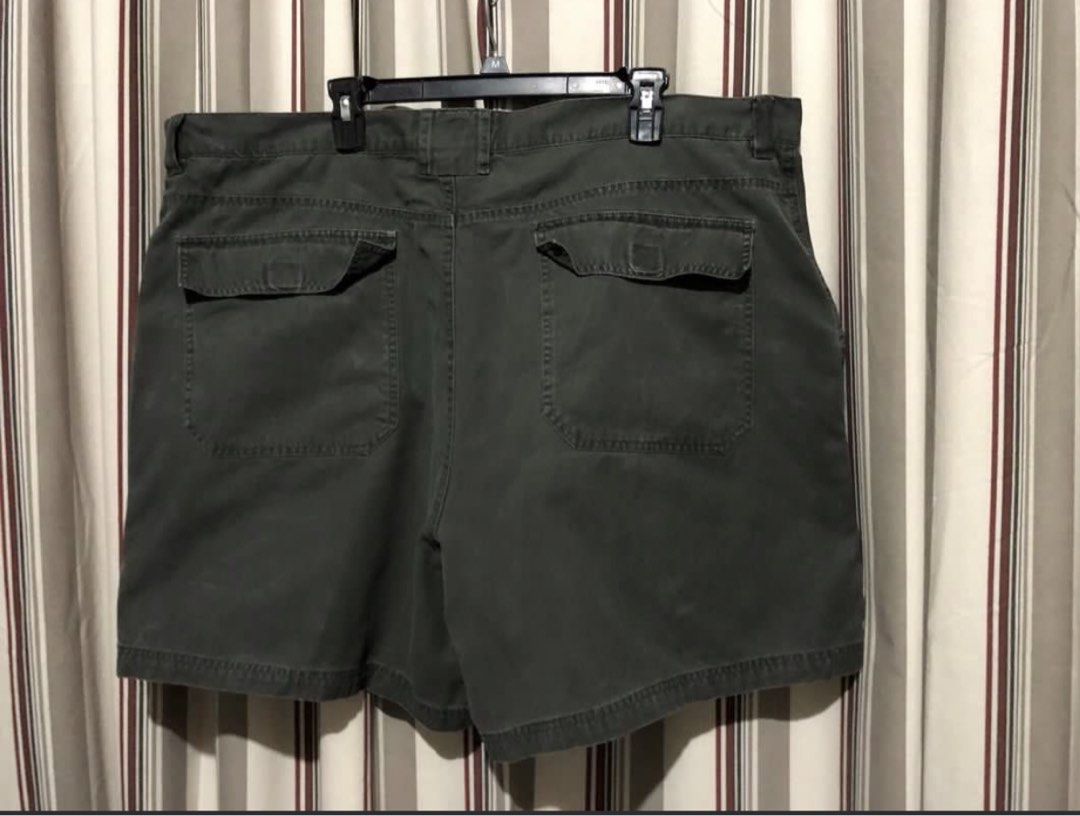 SIZE 46Field Gear Cargo Shorts Olive Green (Category: Shorts) located in Calapan. Submitted by shakalak (Listing ID 1465964441, Image 2). Description: - Brand: Field Gear - Color: Olive green Size 46/L 19 - Material: Durable, heavy-duty cotton twill - Style: Classic utility cargo shorts - Pockets: Deep front slash pockets, plus button-flap pockets on sides and back - Closure: Button waist with zipper fly - Condition: Pre-loved with nice natural f