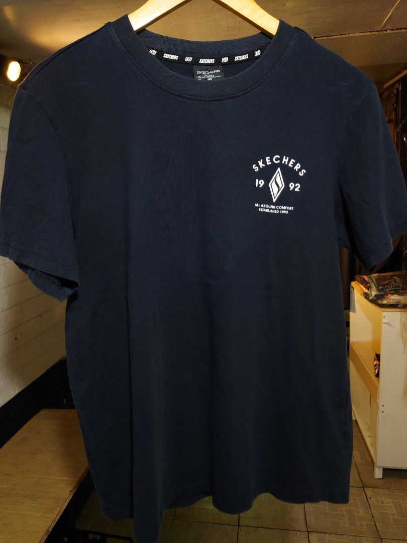 Skechers tshirt t (Category: Tshirts & Polo Shirts ) located in Paranaque City. Submitted by emzeicool48572 (Listing ID 1466055149, Image 1). Description: Size: Medium (21x26.5 inch) Material: Cotton Crew Neck Color: Black color rate: 9/10 Condition: 9/10 📍Tambo Paranaque 💸Payment: Pay Maya only 📦🚚 Delivery: Lalamove or j&t (order mo book mo) No return policy Buy at your own risk Don't expect too much from this product, it's just a SECONDHAND