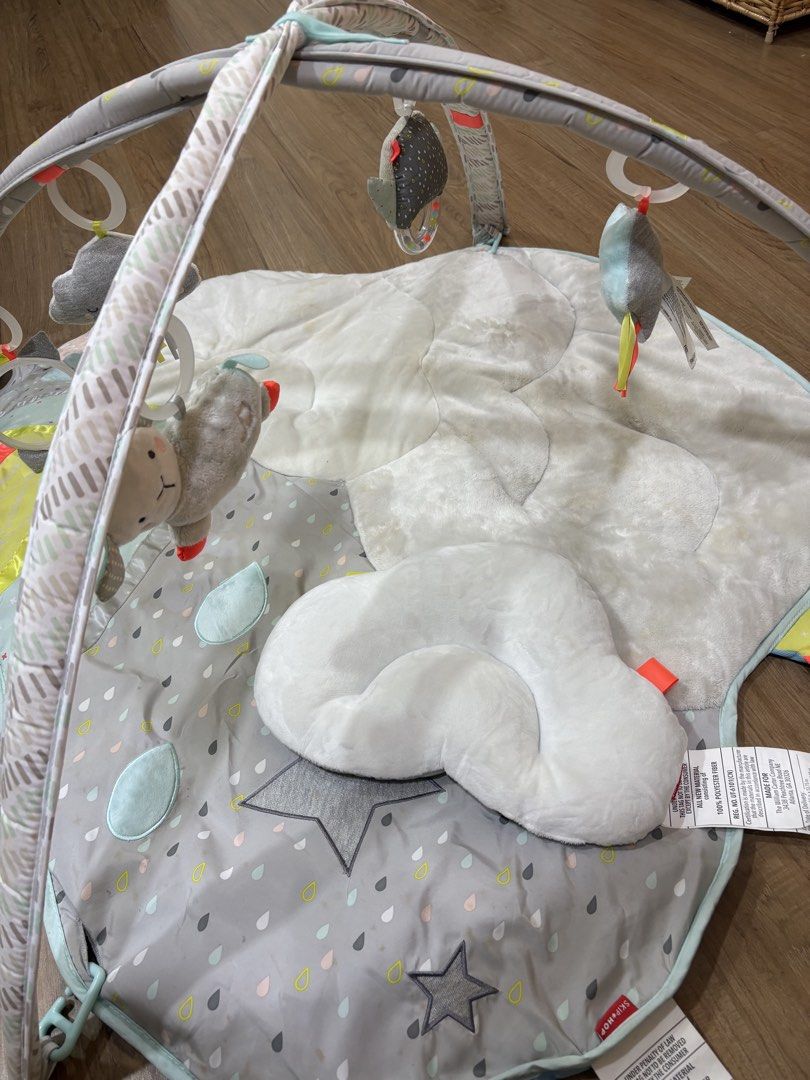 Skip Hop Silver Lining Cloud Activity Play Mat (Category: Infant Playtime) located in Quezon City. Submitted by emmakne (Listing ID 1466073547, Image 3). Description: - Authentic Skip Hop activity gym with a charming cloud design - Includes plush play mat, overhead arch with toys, and cloud tummy time pillow.