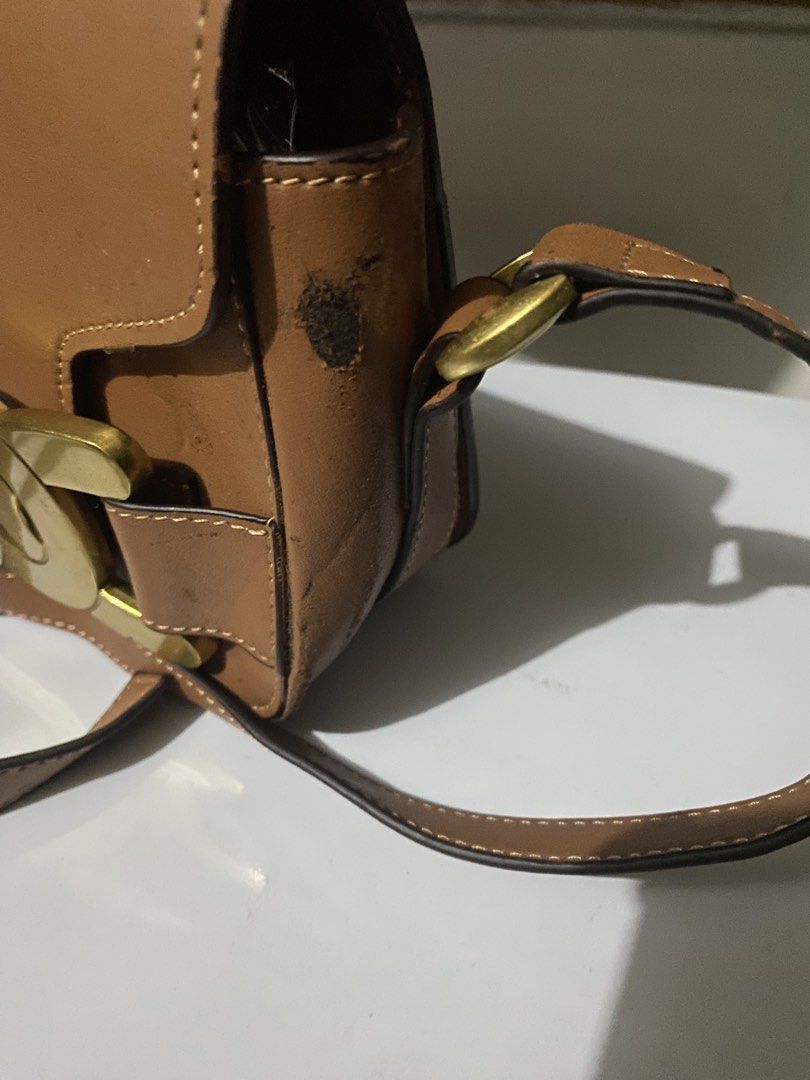 Sling bag (Small) (Category: Cross-body Bags) located in Manila. Submitted by gelaimarieh (Listing ID 1465959829, Image 3). Description: Nasa picture Ang flaws.
