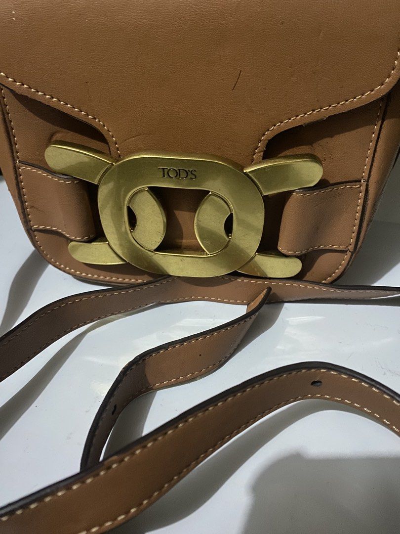 Sling bag (Small) (Category: Cross-body Bags) located in Manila. Submitted by gelaimarieh (Listing ID 1465959829, Image 2). Description: Nasa picture Ang flaws.