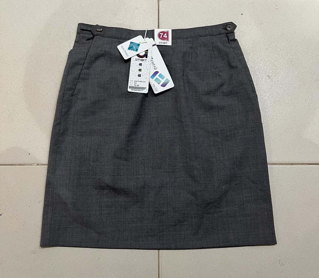 Smart Office Skirt Grey Size 74 (Category: Skirts) located in Daraga. Submitted by thethriftcity2024 (Listing ID 1466081806, Image 3). Description: - Brand: Smart - Type: Offfice Skirt - Color: Grey - Material: Wool and polyester blend - Size: 74-165 (Waist: 74cm) - Condition: Brand new with original tags - Special Detail: Navy interior lining with colorful star and geometric prints - Origin: Made in Korea Brand new 28-30 x 19.5 no issue 10/10 co