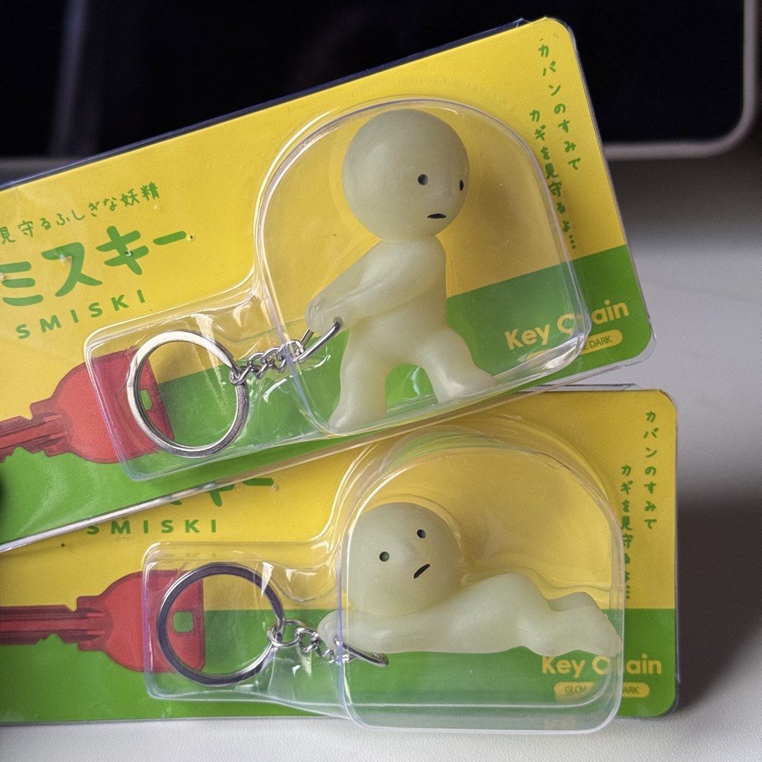 Smiski Keychain - Grabbing Pulling (Category: Figurines & Statues) located in Quezon City. Submitted by deqlutter (Listing ID 1465978871, Image 1). Description: .