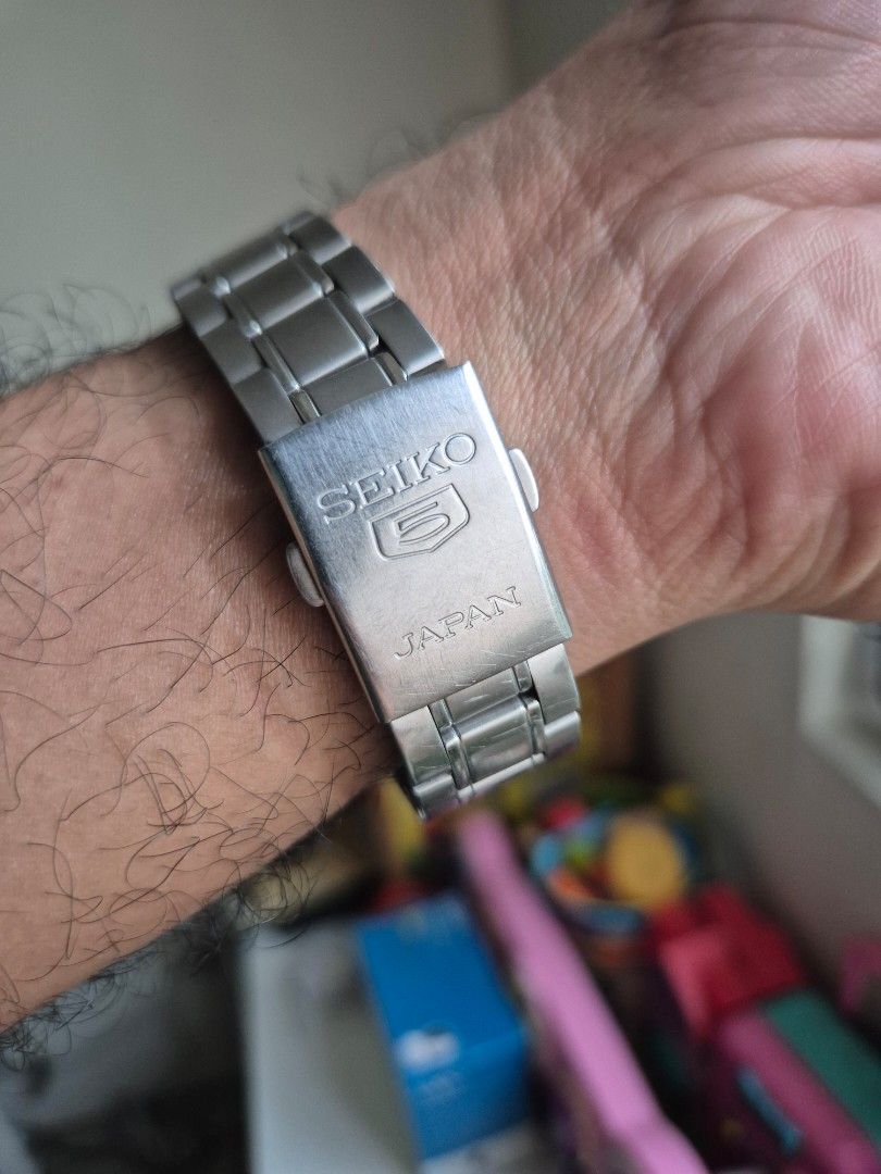 SNKE63J1 Seiko 5 Automatic (Category: Men's Watches) located in Pasig City. Submitted by talehat (Listing ID 1466108155, Image 2). Description: Condition: 7/10 Recently Serviced. keeps good time watch only with replacement box Made in Japan Model: SNKE63J1 "Seiko 5 Explorer" Movement: 7S26 Case: 39 mm stainless steel Dial: Black Lug width: 20mm wrist size: 6.5 in Calendar: Day-date display Dial: Black finish and dial Crystal: Hardlex crystal Desi