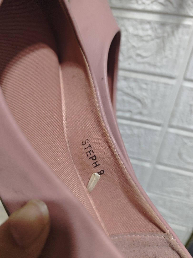Solemate Pink Pointed Toe Flats Size 9 (Category: Flats & Sandals) located in Pasay City. Submitted by clotheslinemanila (Listing ID 1465991213, Image 3). Description: - Brand: Solemate - Size: 9 - Color: Pink - Style: Pointed toe slip-on flats - Condition: Good structure with clean soles; has light scuffs near the toe and minor wear on the inside heel lining - Ideal for: Work or casual everyday wear - Features: Comfortable soft inner sole with b