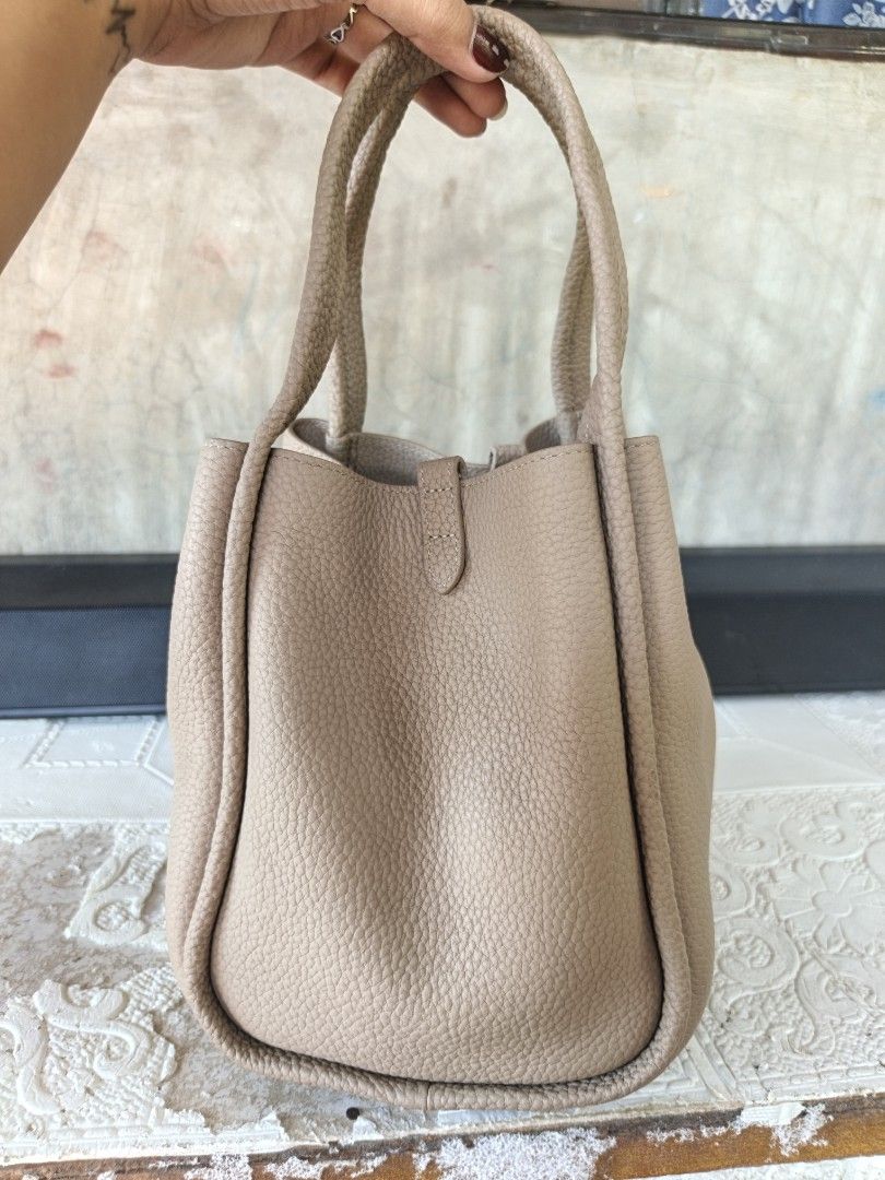 Songmont💯 (Category: Tote Bags) located in Quezon, Isabela. Submitted by ukay-ukaybylyn (Listing ID 1466153752, Image 3). Description: excellent condition💯 no sling handbag only ang ganda ng leather parang dina toh masisira malabong magbakbak kasi super genuine.