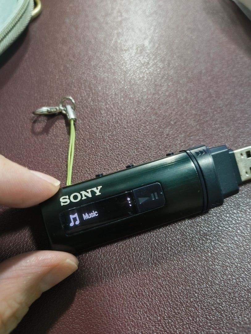 Sony Walkman Digital Music Player MP3 (Category: Portable Music Players) located in Marikina City. Submitted by futurasansss (Listing ID 1466014874, Image 2). Description: ✨ Well taken care of ito, lady owned ✨ I AM THE FIRST OWNER AND USER ✨ Battery life is 3-5 days depende sa volume mo sa music, ako medyo malakas volume ko. VERY MAKUNAT NA BATTERY LIFE. 🫶🏻🫶🏻🫶🏻 ☘️ Rare, vintage analog 🔋 Rechargable via USB, battery is built in ☘️ Fits 400