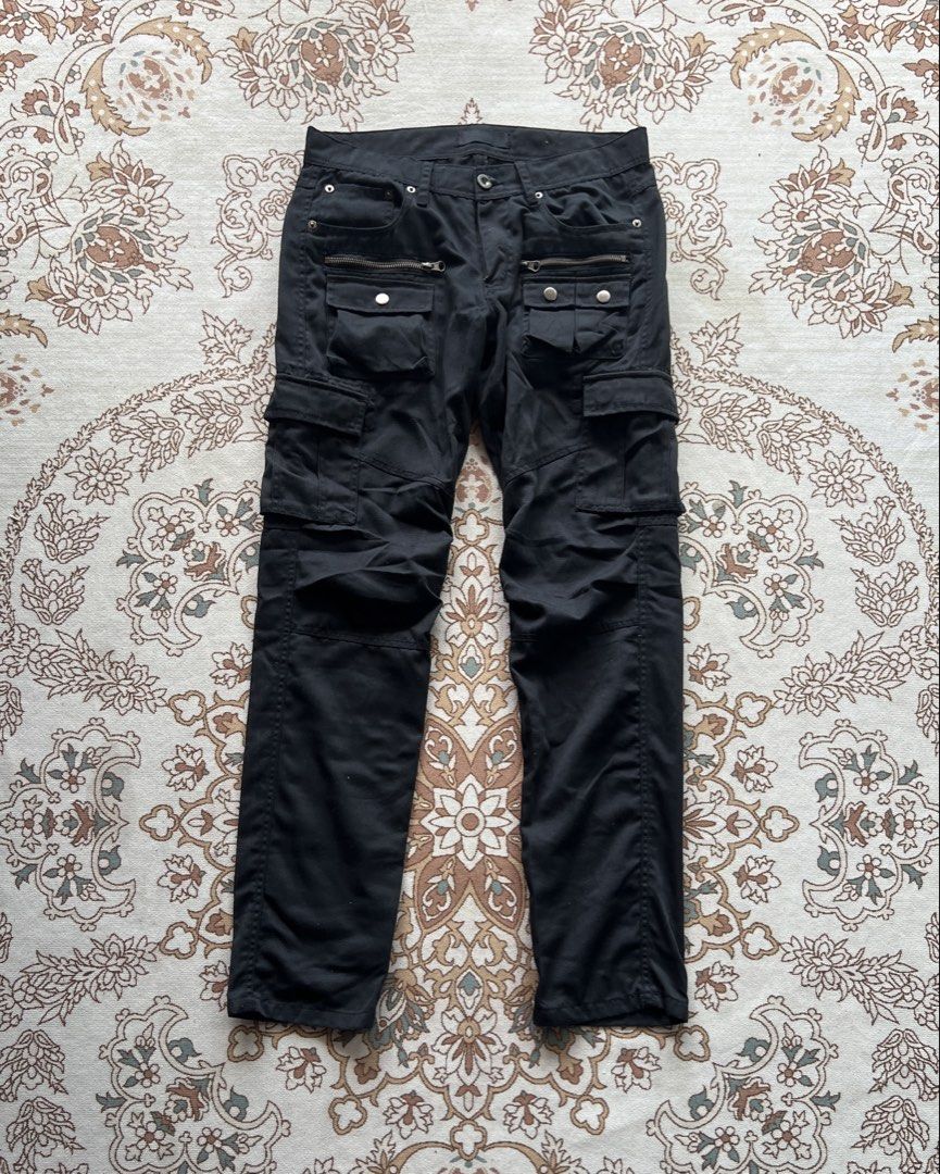 Sparkle Japan Multipocket Trousers (Category: Trousers) located in San Jose del Monte. Submitted by oneoff.phils (Listing ID 1466122191, Image 1). Description: Sparkle Japan Multipocket Trousers Waist 30-32 Length 39 Leg Hole 7 P2200 Issue: None (Swipe for detailed pics) • No cancellation of orders • Orders would usually take 2-3 days for cleaning and packing before shipment 🚀Shipping via J&T .