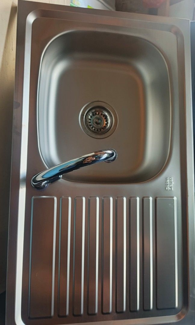 Stainless kitchen sink with drainboard (Category: Bathroom & Kitchen Fixtures) located in Manila. Submitted by muranglababo_ph2026 (Listing ID 1466007669, Image 1). Description: SULIT PRESYO! STAINLESS KITCHEN SINK – COMPLETE SET 🔥 ✔️ May drainboard ✔️ 17 x 30 inches ✔️ 6 inches deep – hindi talsik ang tubig ✔️ Matibay at madaling linisin ✔️ Complete set na (may fitting at drain at gripo) 💰 ₱1,500 NA LANG! Perfect para sa bahay, apartment, boar