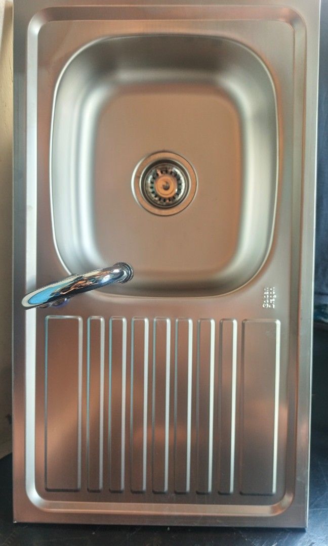 Stainless kitchen sink with drainboard (Category: Bathroom & Kitchen Fixtures) located in Manila. Submitted by muranglababo_ph2026 (Listing ID 1466008093, Image 1). Description: SULIT PRESYO! STAINLESS KITCHEN SINK – COMPLETE SET 🔥 ✔️ May drainboard ✔️ 17 x 30 inches ✔️ 6 inches deep – hindi talsik ang tubig ✔️ Matibay at madaling linisin ✔️ Complete set na (may fitting at drain at gripo) 💰 ₱1,500 NA LANG! Perfect para sa bahay, apartment, boar