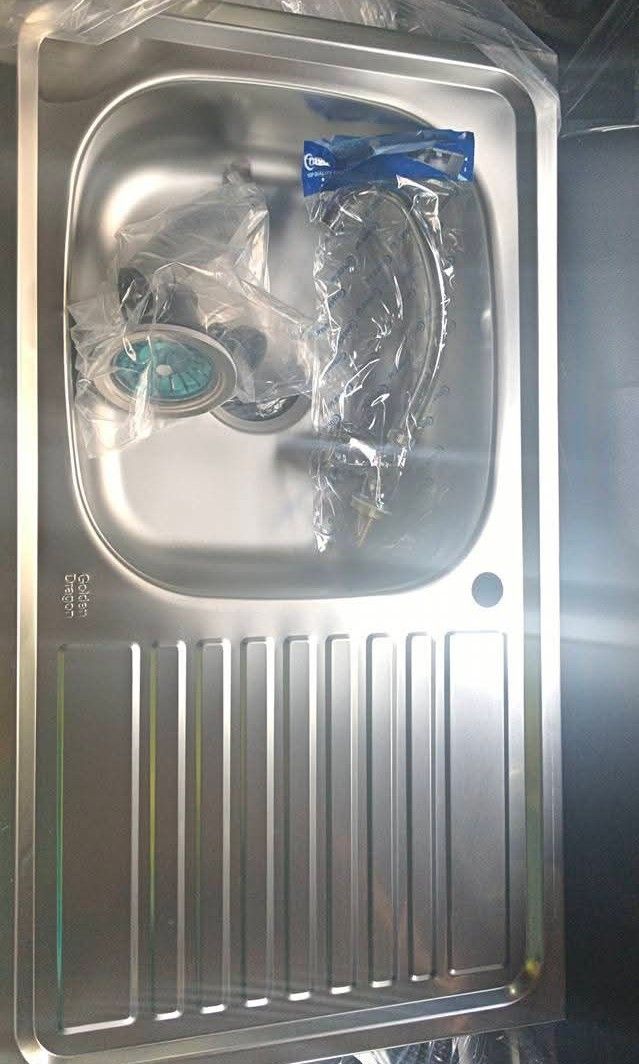 Stainless kitchen sink with drainboard (Category: Bathroom & Kitchen Fixtures) located in Manila. Submitted by muranglababo_ph2026 (Listing ID 1466008093, Image 2). Description: SULIT PRESYO! STAINLESS KITCHEN SINK – COMPLETE SET 🔥 ✔️ May drainboard ✔️ 17 x 30 inches ✔️ 6 inches deep – hindi talsik ang tubig ✔️ Matibay at madaling linisin ✔️ Complete set na (may fitting at drain at gripo) 💰 ₱1,500 NA LANG! Perfect para sa bahay, apartment, boar
