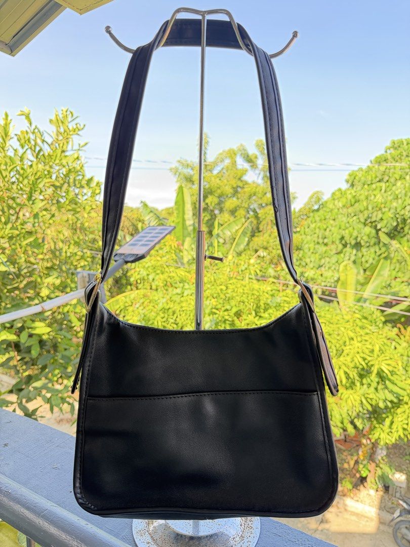 Stewardess Bag Faux Leather (Category: Shoulder Bags) located in Cadiz. Submitted by solynb28 (Listing ID 1466151769, Image 2). Description: -thifted preloved -clean and ready to use -pretty in person, very minor flaw can be seen on the last pic - slightly nego ▫️what you see is what you get▫️colors may vary due tolighting▫️buy at your own risk ▫️no long reservation, unless the item is paid▫️payment 1st policy▫️no return, no exchange, no refund▫️