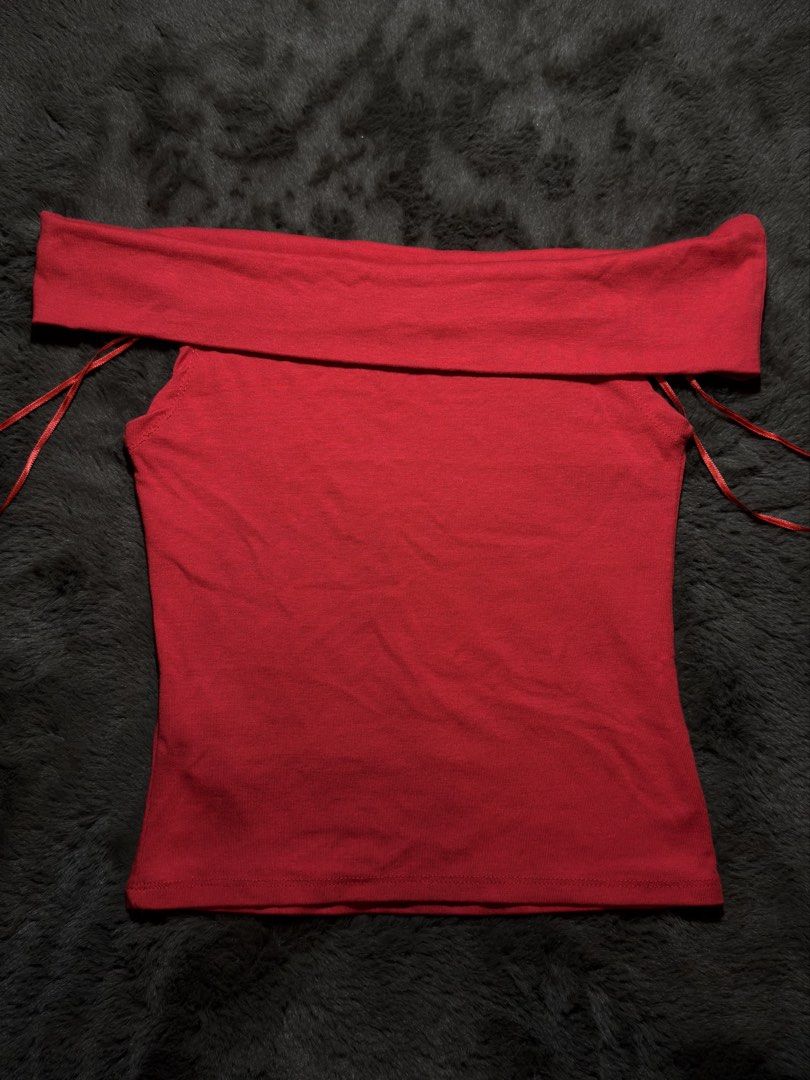 STRADIVARIUS fold over seamless bardot top (Category: Others Tops) located in Valenzuela. Submitted by julijulyxoxo (Listing ID 1466101716, Image 3). Description: used only once‼️ MOP: maribank, gcash, maya MOD: J&T Express Item is unwashed. Please wash immediately before wearing! 📍san miguel bulacan.