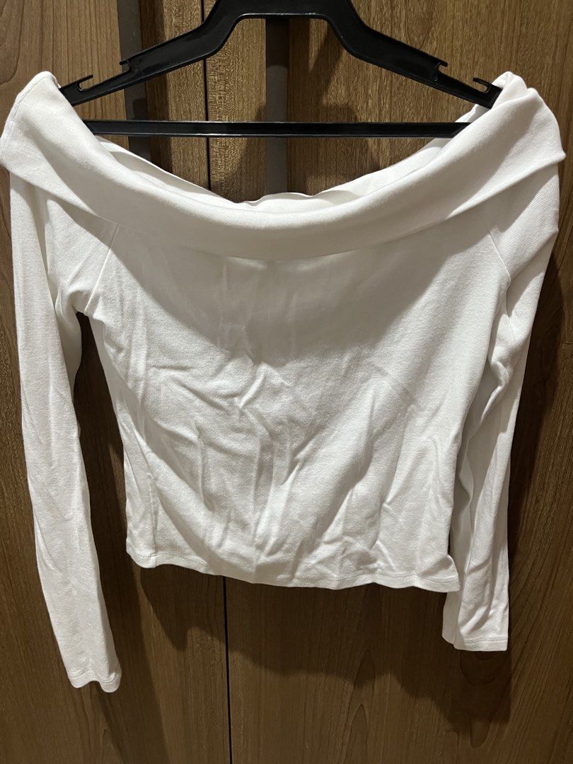 Stradivarius White Off-Shoulder Long Sleeve Top (Category: Longsleeves) located in Quezon City. Submitted by epictiger.c6451a (Listing ID 1465966450, Image 1). Description: - Brand: Stradivarius - Color: White - Size: M - Material: Soft ribbed cotton - Origin: Made in Bangladesh - Style: Foldover off-shoulder neckline, long sleeves - Perfect basic piece for casual everyday wear - Condition: Excellent / Like new.