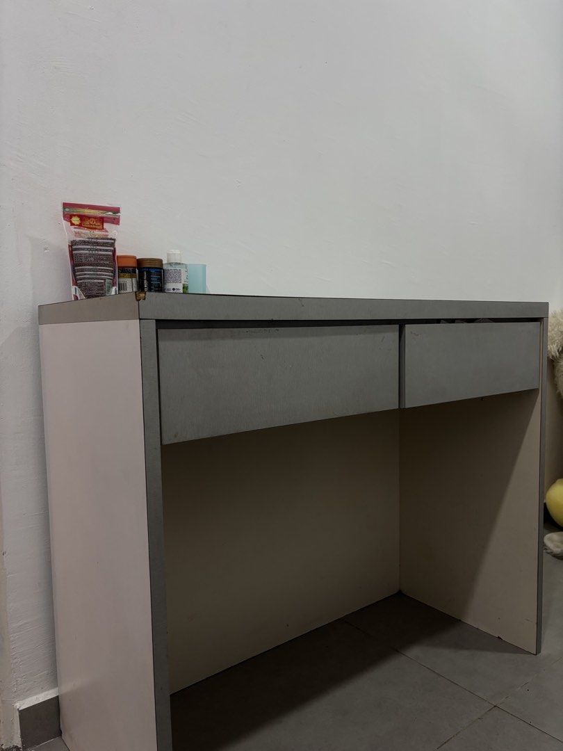 Study Table (Category: Tables & Sets) located in Kuala Lumpur. Submitted by zzxson (Listing ID 1466098556, Image 2). Description: 90 x 40 x 75cm With 2 drawer.