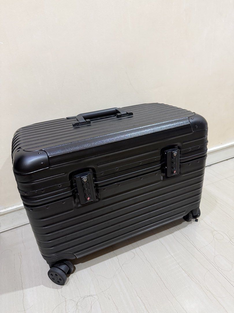 SUITCASE LUGGAGE BLACK (Category: Luggage) located in General Trias. Submitted by fellasunshine (Listing ID 1466067164, Image 1). Description: - size 20 inches (30X39X53 cm) - color black, no flaws - twice ko lang nagamit for events - got this for 5k online - rfs i don’t need na meron na me bago.