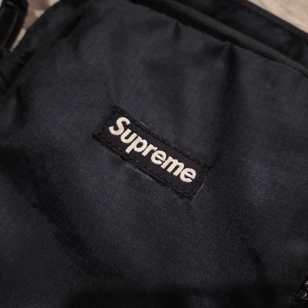 Supreme FW17 Black Shoulder Bag (Category: Sling Bags) located in Aloran. Submitted by thrift_hunter73 (Listing ID 1465975601, Image 3). Description: Supreme FW17 Black Shoulder Bag As new No issue.