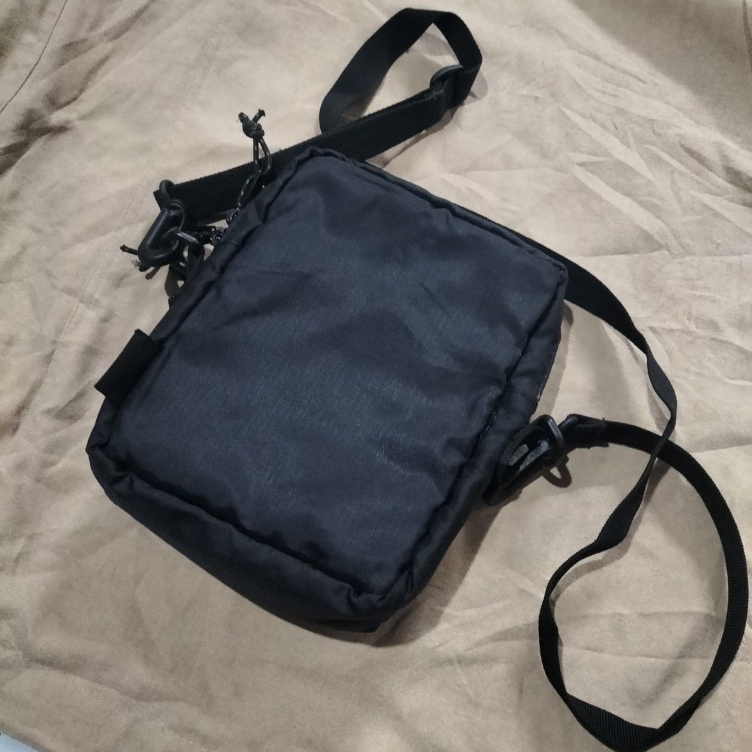 Supreme FW17 Black Shoulder Bag (Category: Sling Bags) located in Aloran. Submitted by thrift_hunter73 (Listing ID 1465975601, Image 2). Description: Supreme FW17 Black Shoulder Bag As new No issue.
