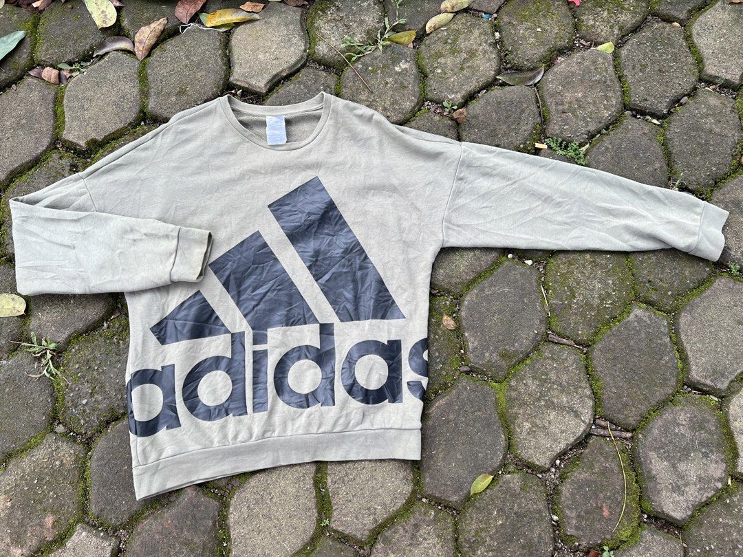 Sweatshirt Biglogo (Category: Coats, Jackets and Outerwear) located in Manila. Submitted by loreenajoc (Listing ID 1465999914, Image 1). Description: Adidas biglogo Good as new XL No issue 25x28.