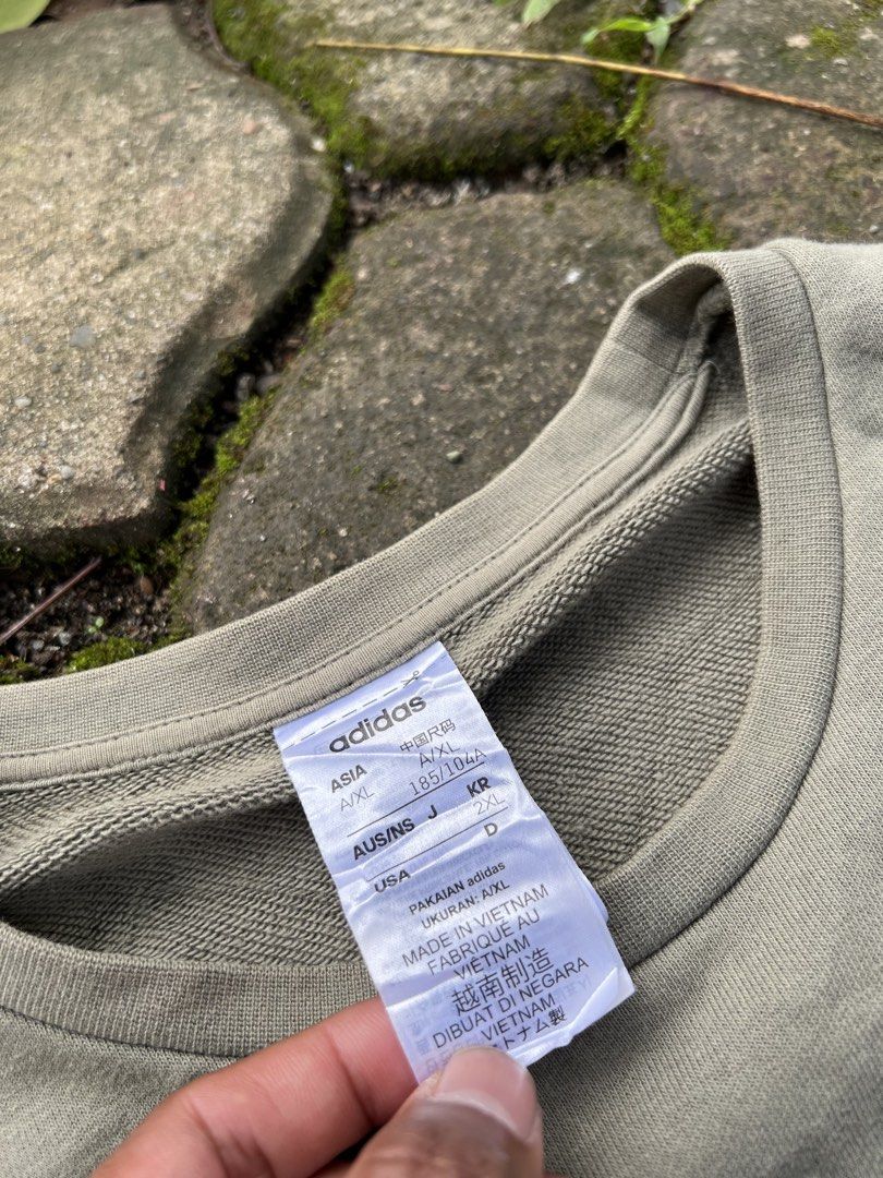Sweatshirt Biglogo (Category: Coats, Jackets and Outerwear) located in Manila. Submitted by loreenajoc (Listing ID 1465999914, Image 3). Description: Adidas biglogo Good as new XL No issue 25x28.