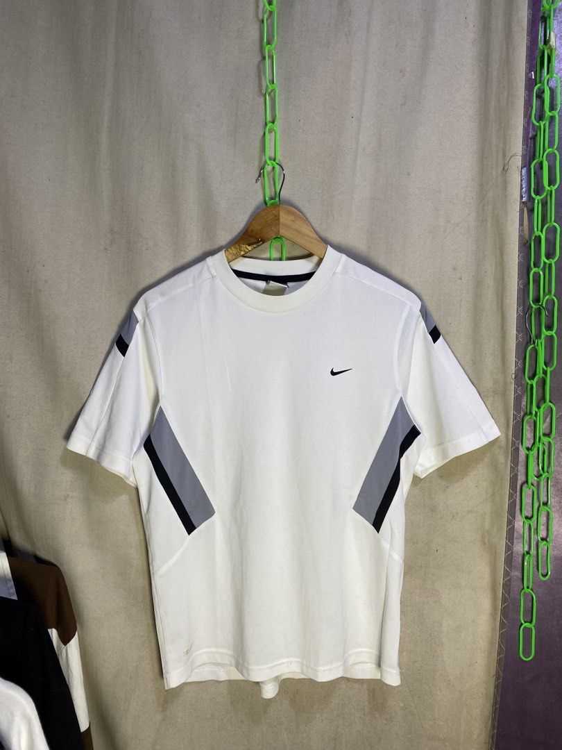 T shirt nike (Category: Formal Shirts) located in Davao. Submitted by lil.thriftjhayy (Listing ID 1466083694, Image 1). Description: Size medium.