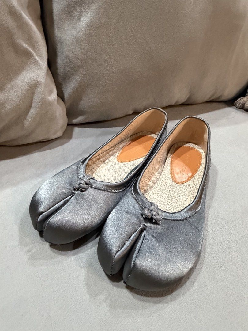 Tabi-style Flats (Category: Flats & Sandals) located in Quezon City. Submitted by prelovedbysnowflake (Listing ID 1465992496, Image 1). Description: - Grey satin finish tabi-style flats - Lightly used (about 3x) with minimal wear on heels and soles - Size 36 - Php 400 plus shipping (c/o Buyer) - Gcash or bank transfer only. - Final sale. No return, no exchange..