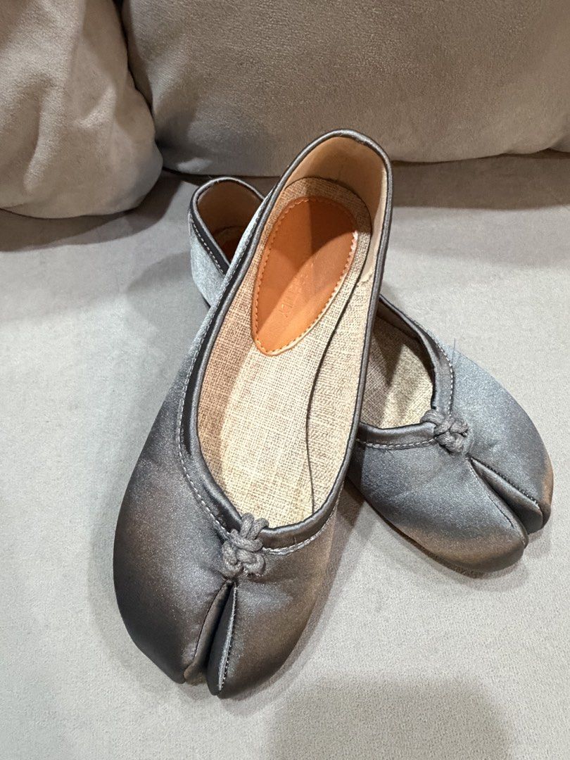 Tabi-style Flats (Category: Flats & Sandals) located in Quezon City. Submitted by prelovedbysnowflake (Listing ID 1465992496, Image 3). Description: - Grey satin finish tabi-style flats - Lightly used (about 3x) with minimal wear on heels and soles - Size 36 - Php 400 plus shipping (c/o Buyer) - Gcash or bank transfer only. - Final sale. No return, no exchange..