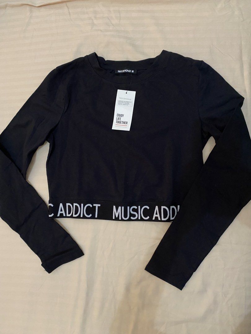 Terranova Black Long Sleeve Crop Top (Category: Longsleeves) located in Cebu City. Submitted by hailey_sells (Listing ID 1466014724, Image 1). Description: - Brand: Terranova - Size: M - Color: Black - Design: Long sleeve crop top with crew neckline.