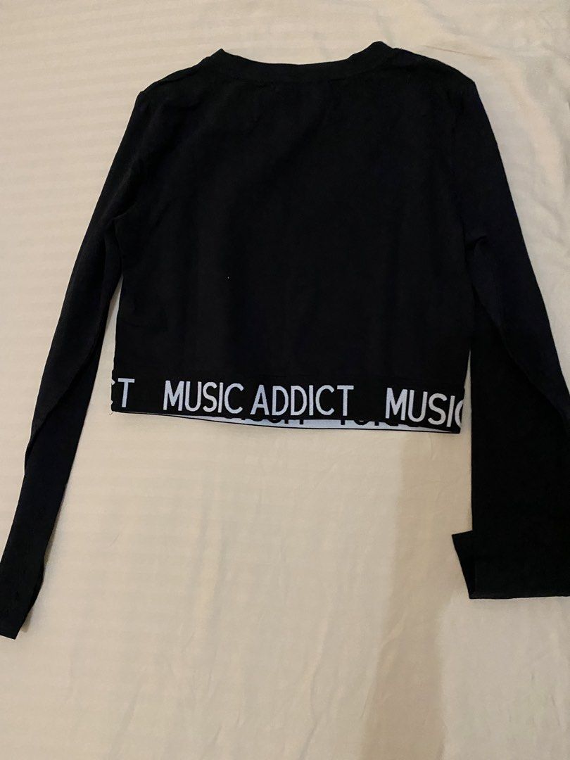 Terranova Black Long Sleeve Crop Top (Category: Longsleeves) located in Cebu City. Submitted by hailey_sells (Listing ID 1466014724, Image 2). Description: - Brand: Terranova - Size: M - Color: Black - Design: Long sleeve crop top with crew neckline.