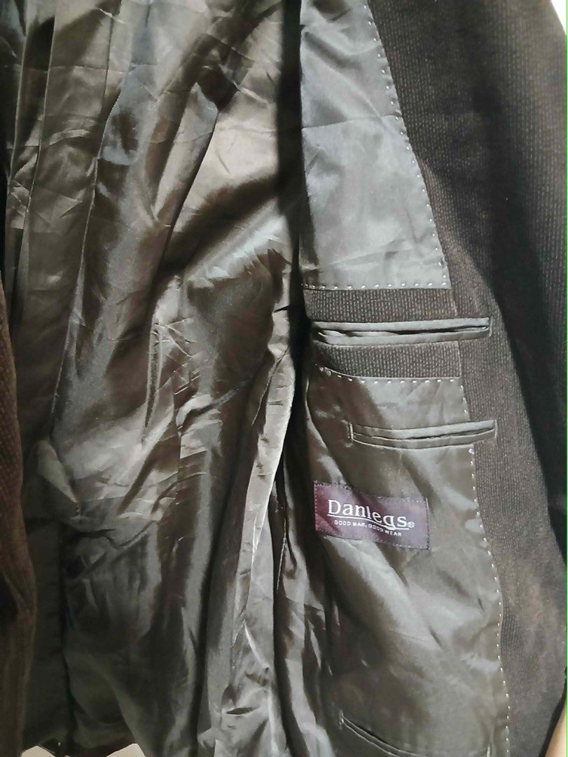 Textured Shiny Brown Gray Blazer (Category: Coats, Jackets and Outerwear) located in Mexico. Submitted by studioleraph (Listing ID 1466050978, Image 2). Description: Measurements: Shoulder: 17 Chest: 20 Length: 29 Arm Hole: 17 🛍️ Perfect for your personal wardrobe 🫶 👗 The actual item being sold is the original garment shown in the product photos. Small differences in fit, drape, color, texture, or details may occur. 💌 Condition: • Preloved; P