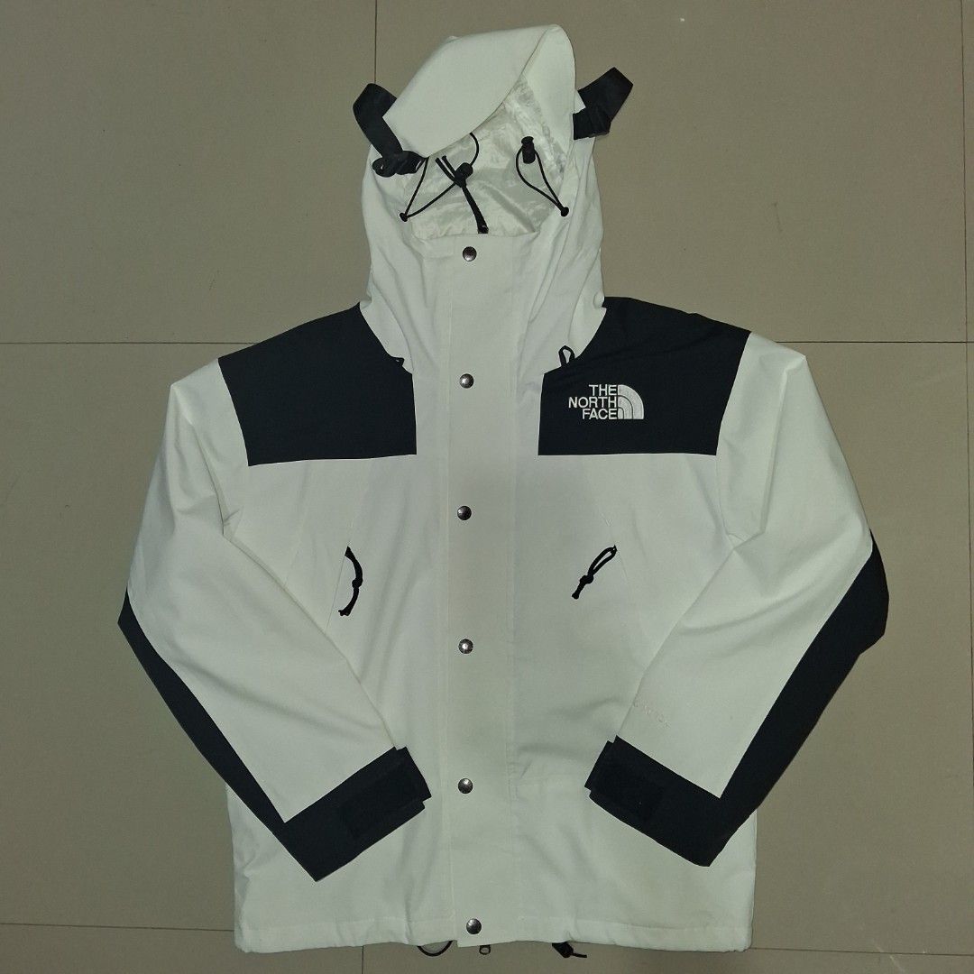 The North Face Mountain Jacket White Black Gore-Tex (Category: Coats, Jackets and Outerwear) located in Lucena. Submitted by jonyrollembuscado021_105 (Listing ID 1465970464, Image 1). Description: - Authentic The North Face waterproof jacket in a clean white and black colorway - Premium Gore-Tex fabric ensures you stay dry even in heavy rain Dimes: width 21 length 27 med size - Adjustable drawstrings on the hood and hem for a customized fit - Bra