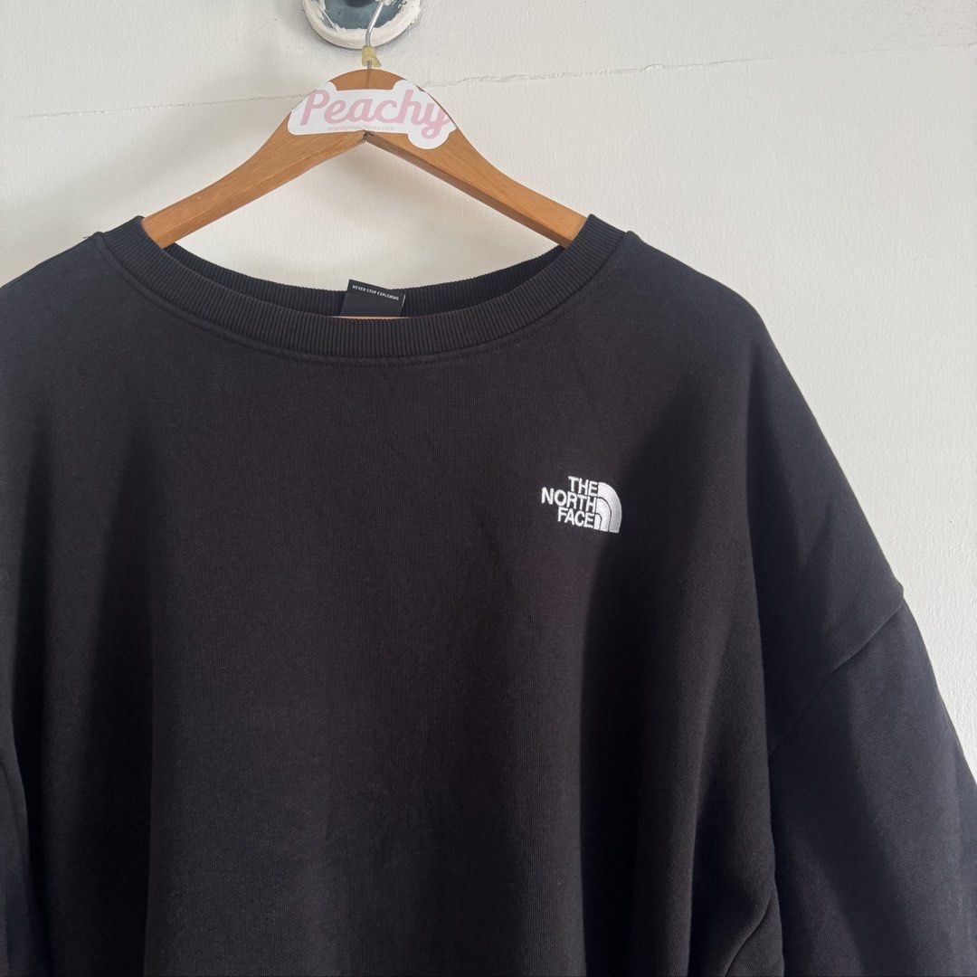 The North Face Sweater (Category: Coats, Jackets and Outerwear) located in Manila. Submitted by apparella.ph (Listing ID 1465958456, Image 2). Description: Used twice Bought in u.s not ukay 💯 Auth Not faded. Black na black. Need lng iron to appreciate Super comfy Got this for almost 4k++ Selling half of the original price Rfs: makuwag masyado sakin Unisex Bust:60 Length:28 Xxl on size. Got this as oversize design tlaga sya :).