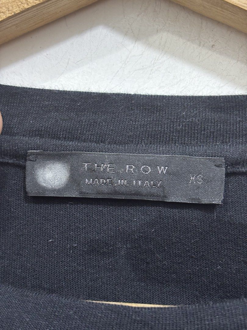 The Row (Category: Luxury Accessories) located in Taytay. Submitted by leanmark103093 (Listing ID 1466066546, Image 3). Description: TH€ R0W 0rig Mens Leon Longsleeve XS on tag W20 L27 Good as new No issue 📩📩📩📩.