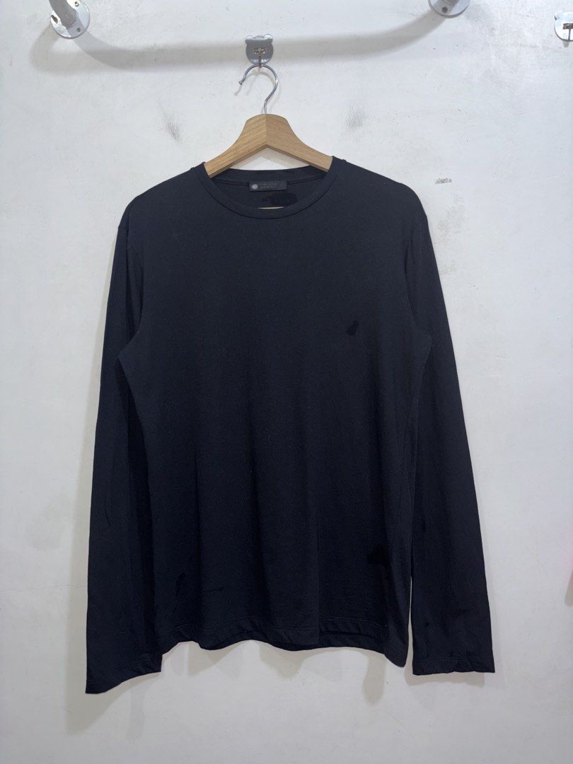 The Row (Category: Luxury Accessories) located in Taytay. Submitted by leanmark103093 (Listing ID 1466066546, Image 2). Description: TH€ R0W 0rig Mens Leon Longsleeve XS on tag W20 L27 Good as new No issue 📩📩📩📩.
