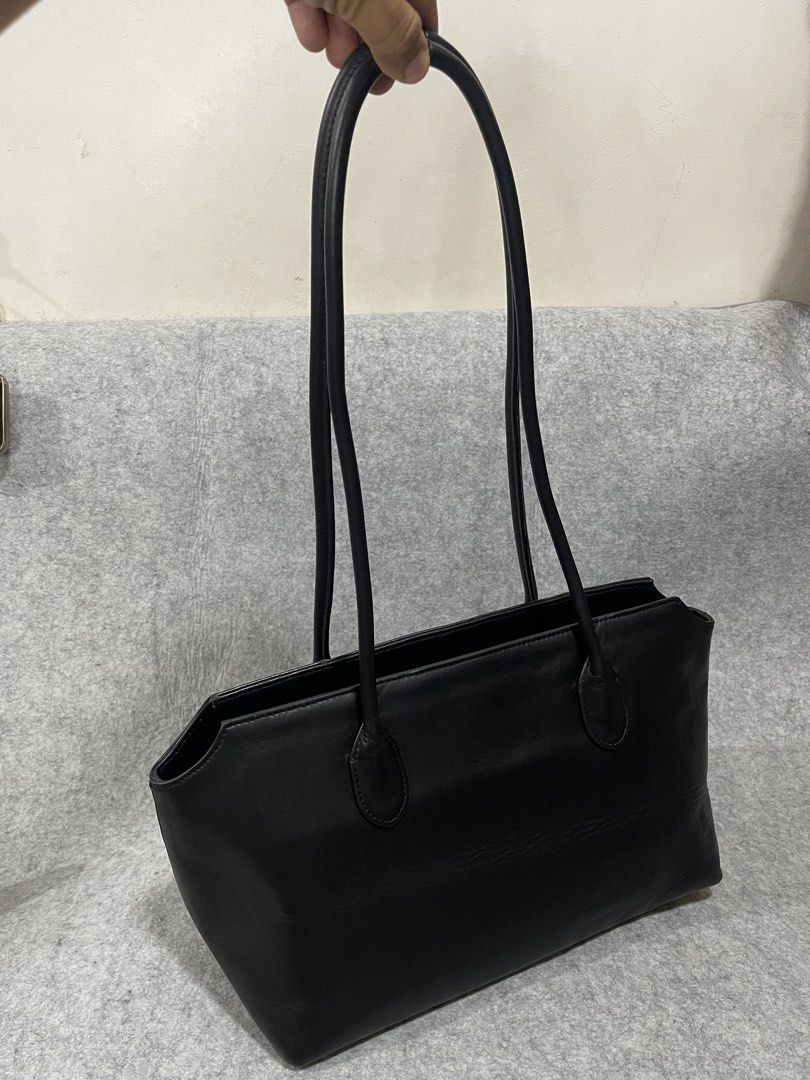 the row (Category: Shoulder Bags) located in Calamba. Submitted by thriftingoverload (Listing ID 1466078032, Image 1). Description: plus shipping fee.