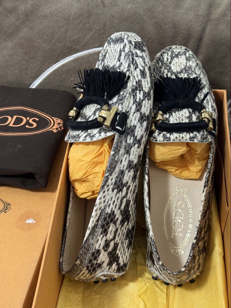 TODS SHOES (Category: Sneakers & Footwear) located in Manila. Submitted by prettystuff1008 (Listing ID 1466022675, Image 3). Description: New store bought Size 37 Pls check photo uploaded .