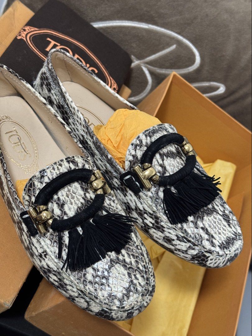 TODS SHOES (Category: Sneakers & Footwear) located in Manila. Submitted by prettystuff1008 (Listing ID 1466022675, Image 1). Description: New store bought Size 37 Pls check photo uploaded .