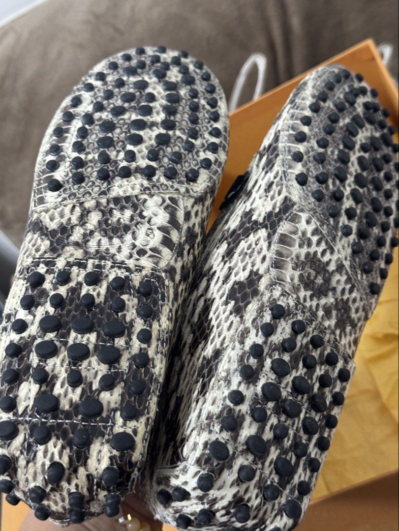 TODS SHOES (Category: Sneakers & Footwear) located in Manila. Submitted by prettystuff1008 (Listing ID 1466022675, Image 2). Description: New store bought Size 37 Pls check photo uploaded .