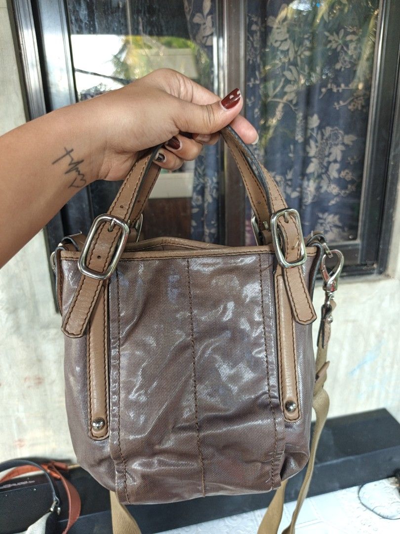 Tod's two way (Category: Luxury Bags & Wallets) located in Quezon, Isabela. Submitted by ukay-ukaybylyn (Listing ID 1466152811, Image 2). Description: excellent condition💯 adjustable strap.