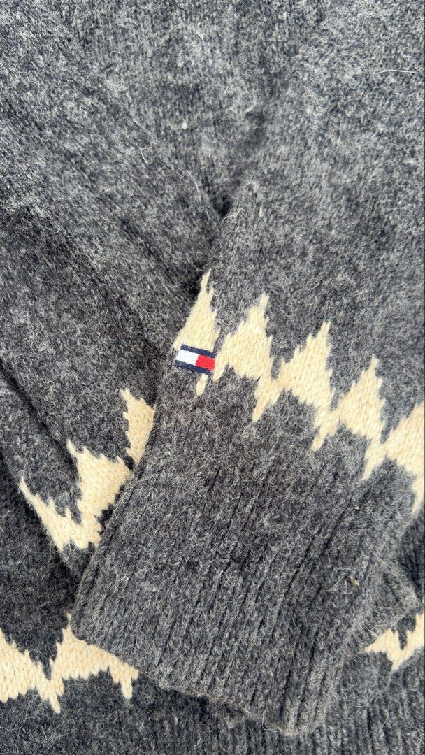 TOMMY HILFIGER (Category: Coats, Jackets and Outerwear) located in Baguio. Submitted by ms.j_signature (Listing ID 1466075315, Image 2). Description: MEDIUM .