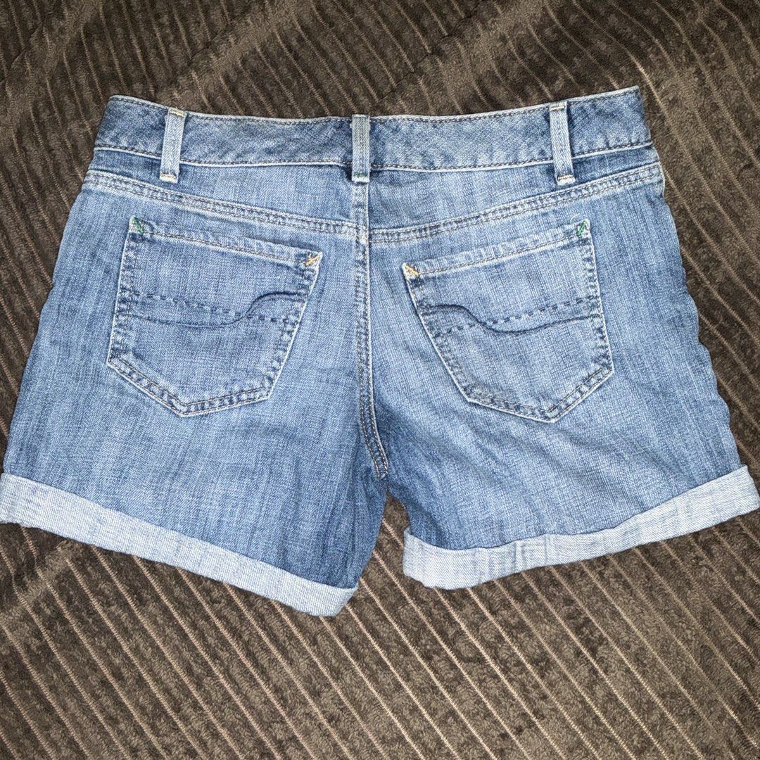 Tommy Hilfiger denim cuffed shorts size 0 (Category: Shorts) located in Quezon City. Submitted by puchi.cat (Listing ID 1465975252, Image 2). Description: - Brand: Tommy Hilfiger - Size: 0 (Made in Mexico) - Color/Wash: Light blue wash - Style: Mid-rise fit with cuffed hem and belt loops - Details: Classic 5-pocket design, signature striped inner waistband lining, and embroidered logo near the right front pocket - Condition: Excellent pre-loved c