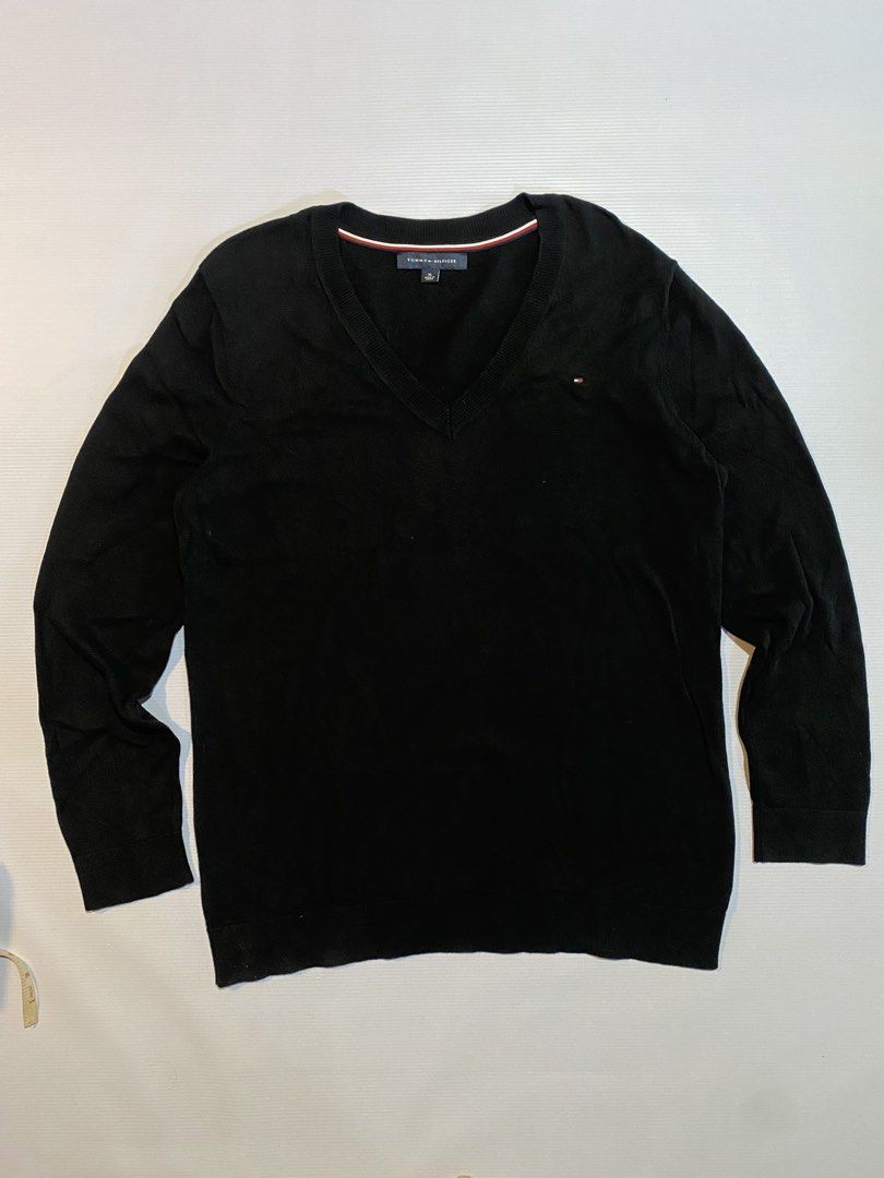 tommy Hilfiger v neck sweater (Category: Coats, Jackets and Outerwear) located in Tacloban City. Submitted by denden_bushi (Listing ID 1466078131, Image 1). Description: Good condi 21/28 No issue.
