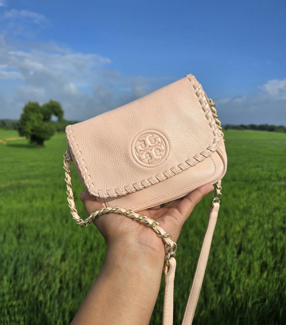 TORT BURCH CHAIN SLING (Category: Luxury Bags & Wallets) located in Baguio. Submitted by legitbuyerpoako (Listing ID 1465958764, Image 1). Description: nothing to explain gagamitin nalang.