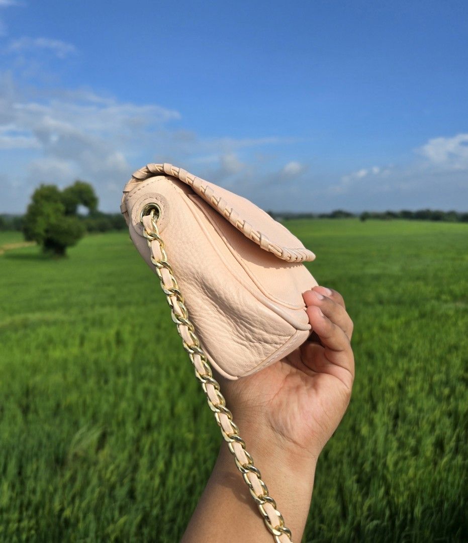 TORT BURCH CHAIN SLING (Category: Luxury Bags & Wallets) located in Baguio. Submitted by legitbuyerpoako (Listing ID 1465958764, Image 3). Description: nothing to explain gagamitin nalang.