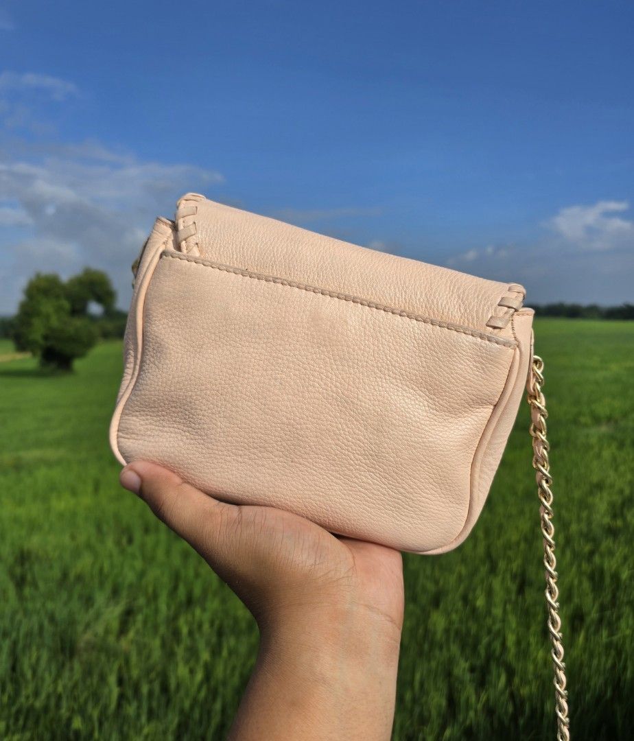 TORT BURCH CHAIN SLING (Category: Luxury Bags & Wallets) located in Baguio. Submitted by legitbuyerpoako (Listing ID 1465958764, Image 2). Description: nothing to explain gagamitin nalang.