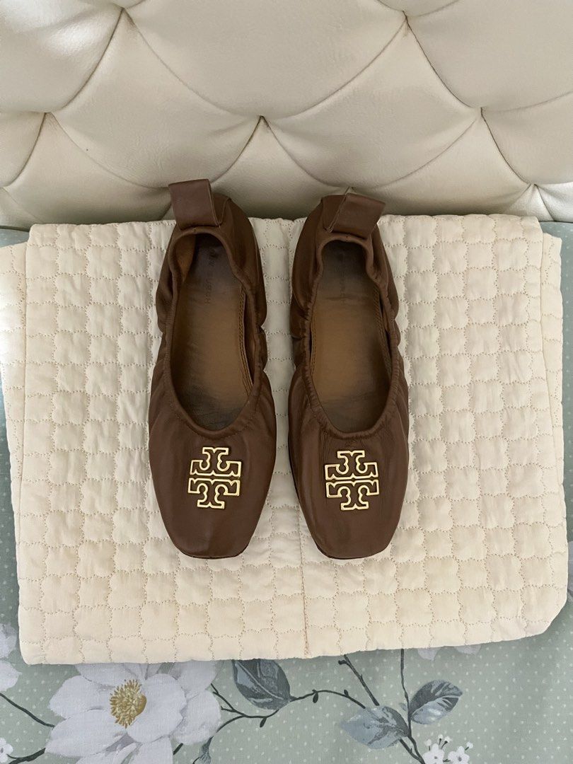 Tory Burch Britten Brown Leather Elastic Flat Ballet Shoe 6M (Category: Flats & Sandals) located in San Pablo. Submitted by restoredchic (Listing ID 1466072533, Image 1). Description: Authentic Tory Burch Britten Leather Ballet Flats in a rich brown colorway A classic, round-toe scrunch-elasticated ballet flat designed for effortless, flexible wear. Cleaned and Sanitized With Topy Sole protector US Size 6M Fit for Narrow and Normal fit only. Not 