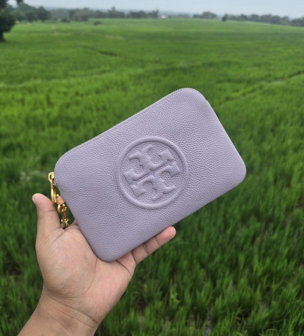 TORY BURCH WALLETS AUTHENTIC (Category: Wallets & Card holders) located in Baguio. Submitted by legitbuyerpoako (Listing ID 1465959127, Image 1). Description: MAAYOS ANG CONDITION PWD BUNDLE FREE SF.