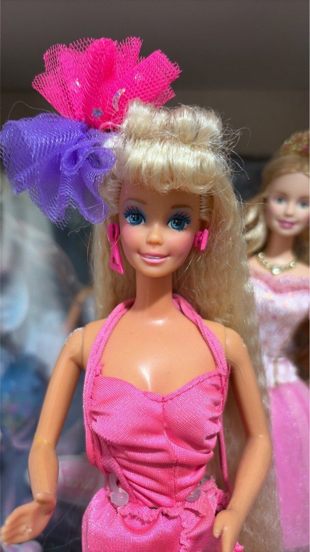 Totally Hair Barbie 1992 (Category: Kids Toys) located in Liloan. Submitted by leodumagsagighe (Listing ID 1465959636, Image 1). Description: ✨ PRELOVED TOTALLY HAIR DOLL✨ 💖 Glued 1 arm 💖 Good overall condition 💖 May have minor flaws due to age/preloved condition 💖 What you see is what you get — please check photos carefully 📌 First to pay = priority 📌 Please manage expectations regarding preloved/vintage items. Happy doll hunting! 🎀✨.